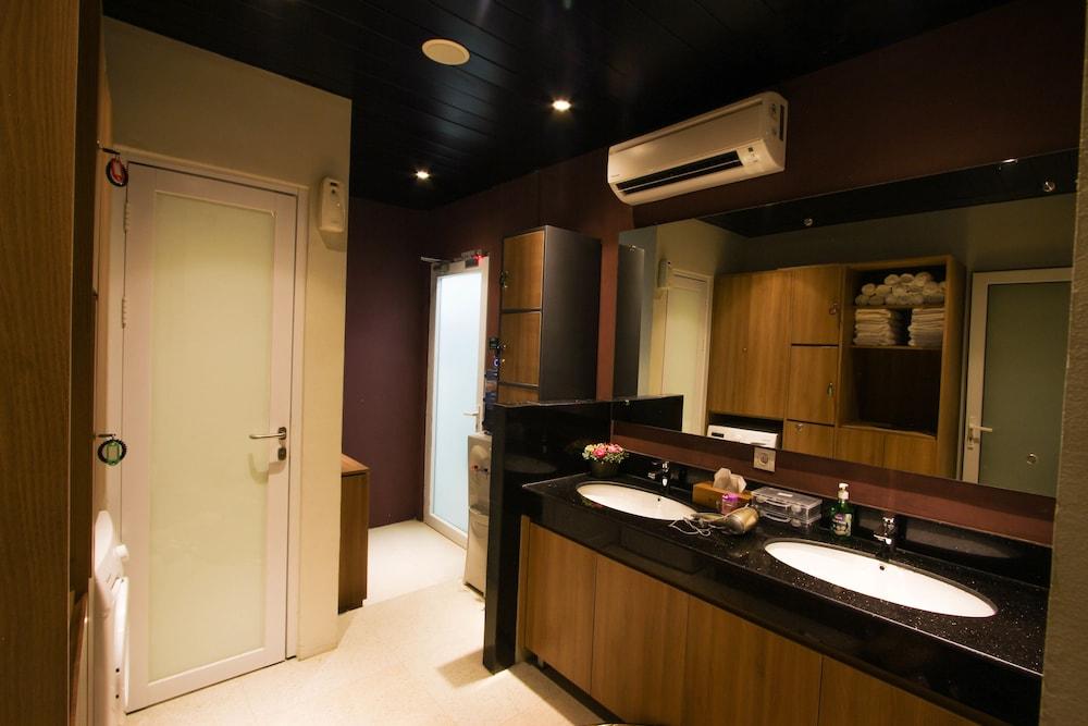 Kuretakeso Kemang Hotel Jakarta Buitenkant foto