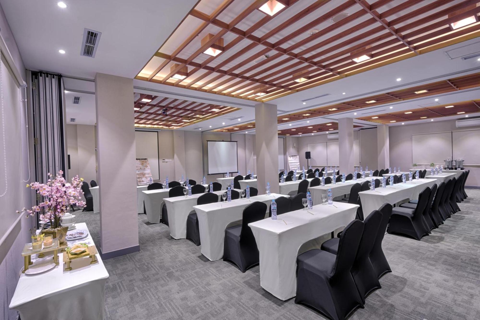 Kuretakeso Kemang Hotel Jakarta Buitenkant foto